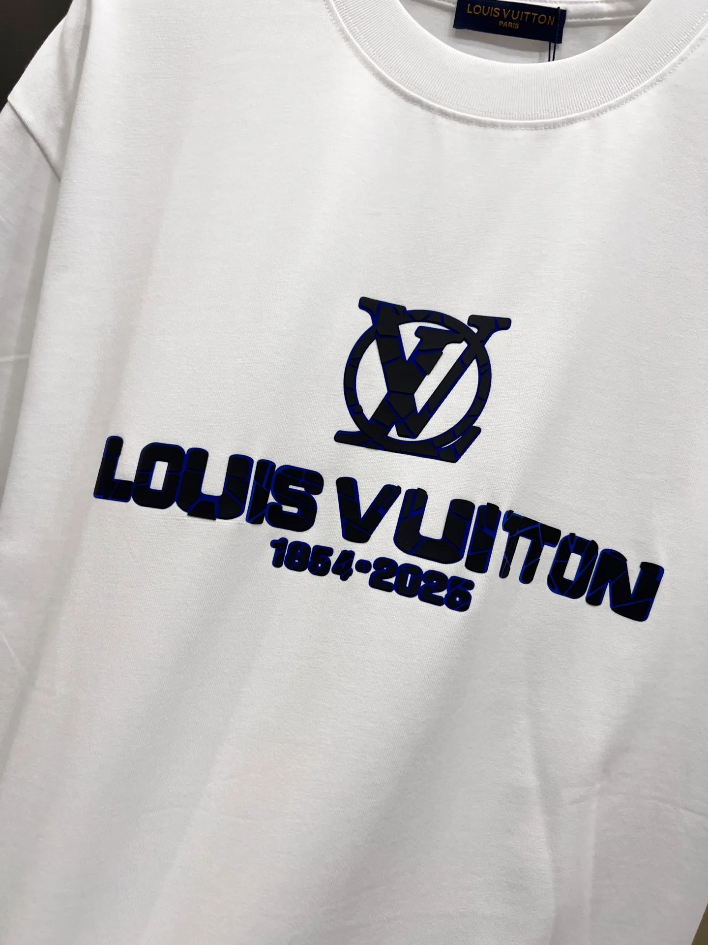 🅿️190 1v Louis* 2025 autumn and winter new style classic letter three-dimensional craft design high-end version! Highly breathable and comfortable, customized double yarn plain cotton fabric. Short-sleeved T-shirt. Same style for men and women. Sizes S M L XL XXL Five sizes black white